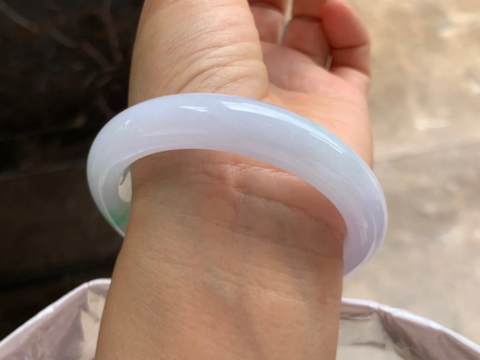 54-12-9mm
飘绿手镯 底子细腻 清爽