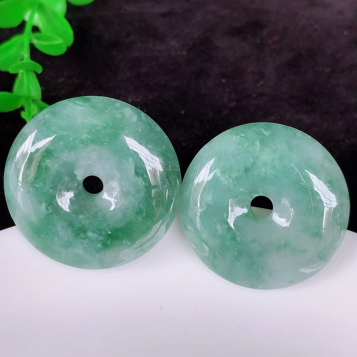 自然光实拍 一对冰润飘花平安扣吊坠，翡翠平安扣，平安是福 很美的料子 平安扣佩戴优雅迷人！#017.1尺寸30*6.8，28.5*6.5mm