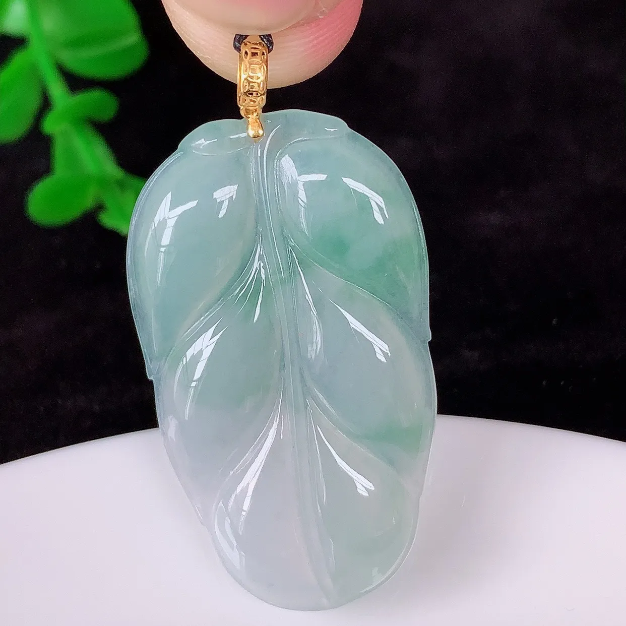自然光实拍，18K金镶嵌冰飘花叶子翡翠吊坠，种水足，色泽清新，工艺精湛，寓意美好 金枝玉叶 事业有成