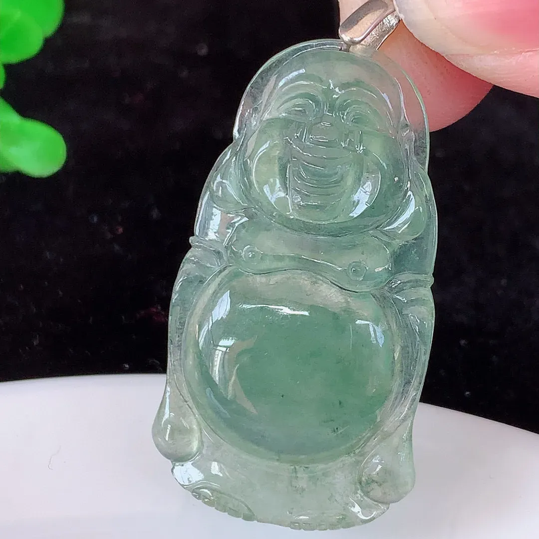 自然光实拍，冰笑佛翡翠挂件，冰透水润，胶感十足， 种水足 ，圆润饱满， 开脸喜庆，配戴优雅迷人！#0