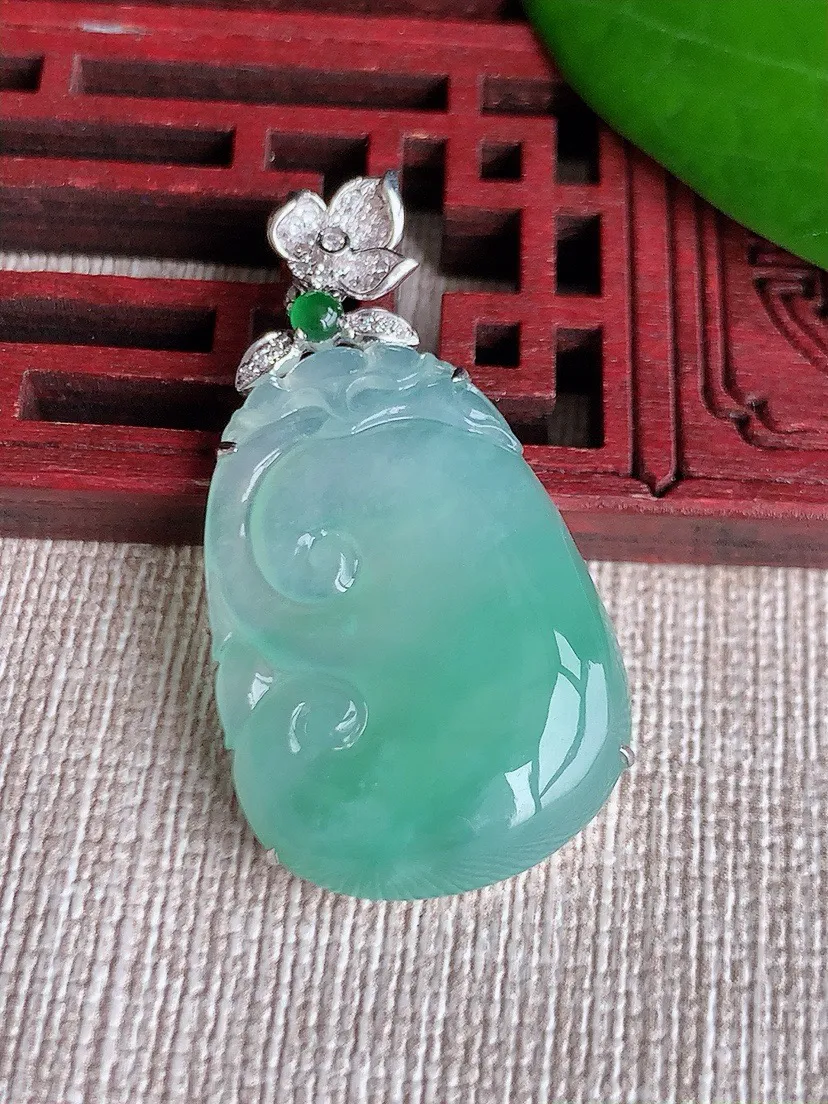 a货翡翠老坑冰种18K金伴钻镶嵌飘绿如意吊坠 尺寸39×27.2×19.8×6mm 重量6.83g 0604