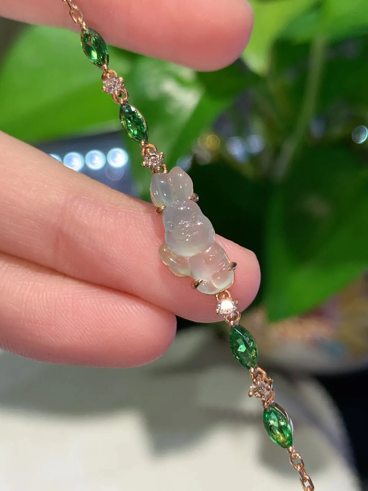 18k金冰晴水小兔子手链
配石沙弗来0.85ct d0.12ct
手链长16cm+2.5cm（调节链