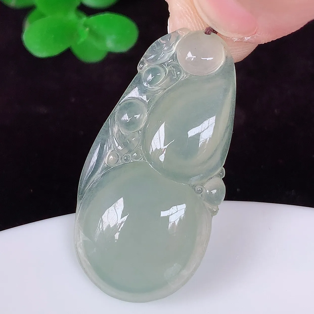 自然光实拍 冰种翡翠葫芦吊坠，葫芦寓意福禄双全，财源滚滚 饱满 清新脱俗， 佩戴效果优雅迷人！#092.2尺寸33*16.5*5.2