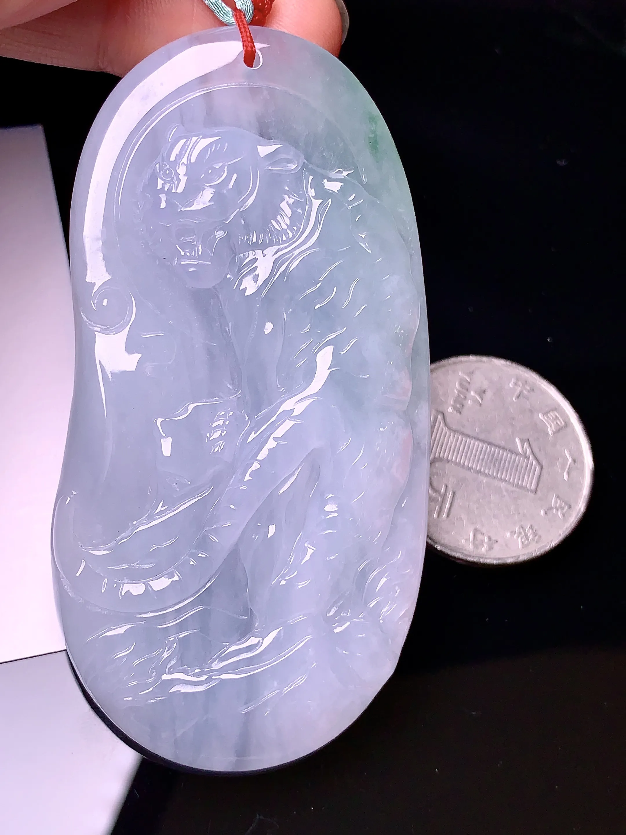 生肖虎牌吊坠 玉质细腻 色泽艳丽 整体尺寸72.5*37.2*6.8