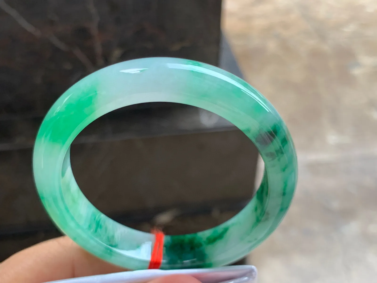 57.5-12.5-9mm
带色手镯 种好细腻 颜色漂亮 上手大气