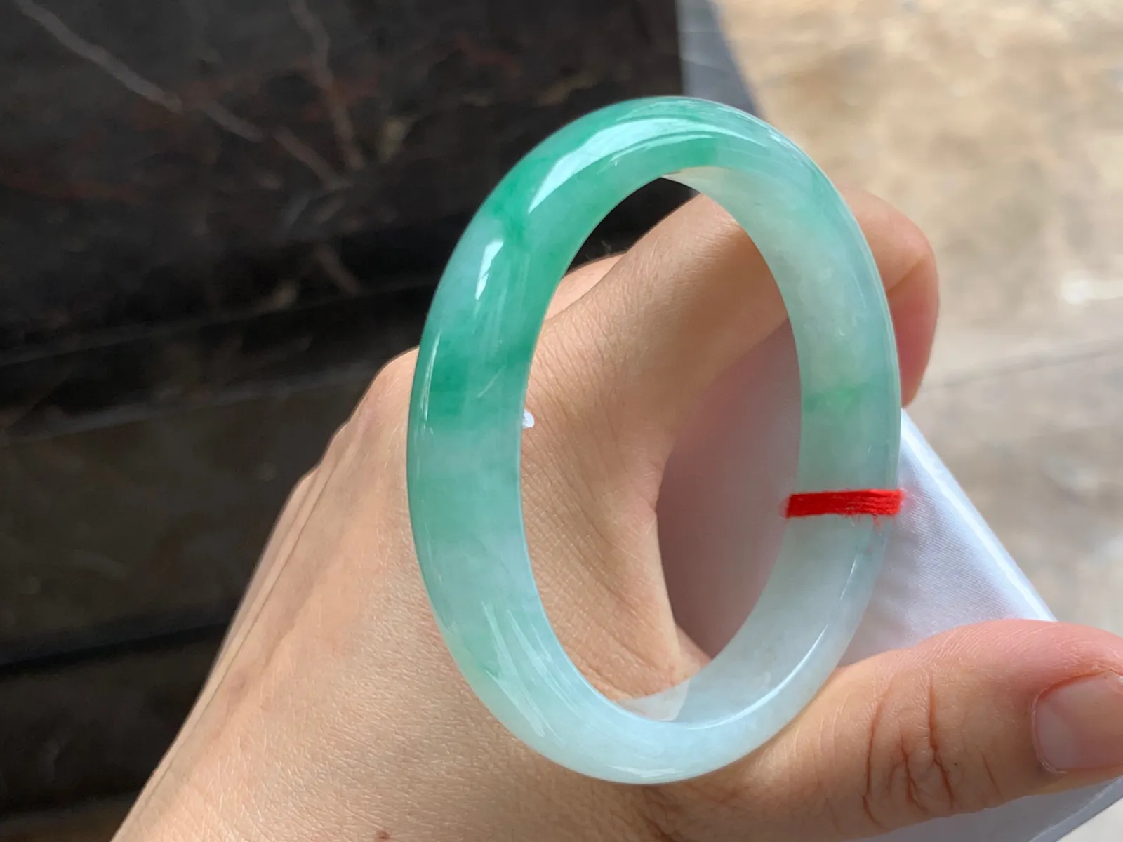 55.5-12.5-7.5mm
带色贵妃手镯 种好细腻 颜色清新 正圈53
