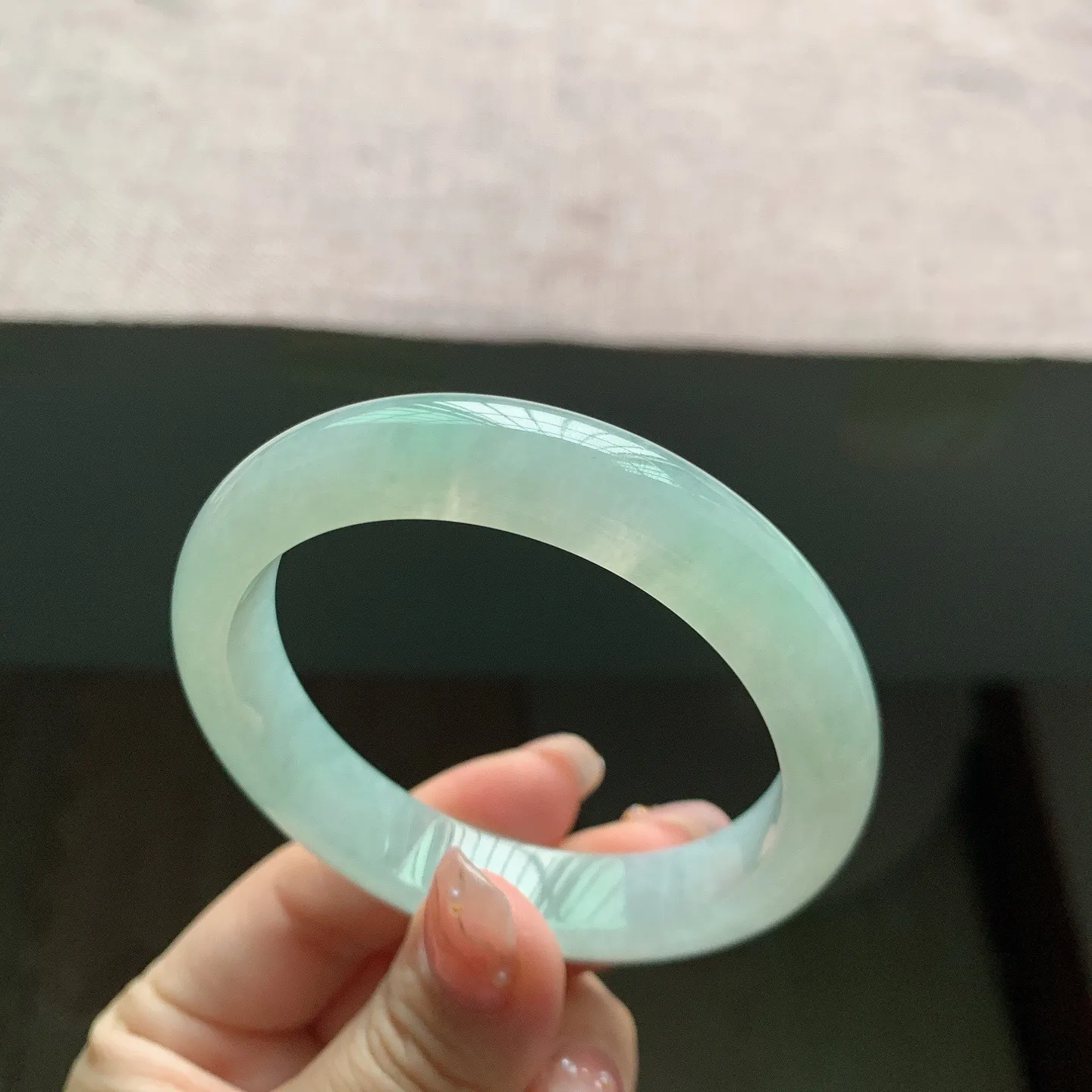 56-57圈口。自然光实拍，老坑冰润晴绿正圈翡翠手镯，尺寸:56.5-12.8-8.2mm，无纹裂，重量56.70g