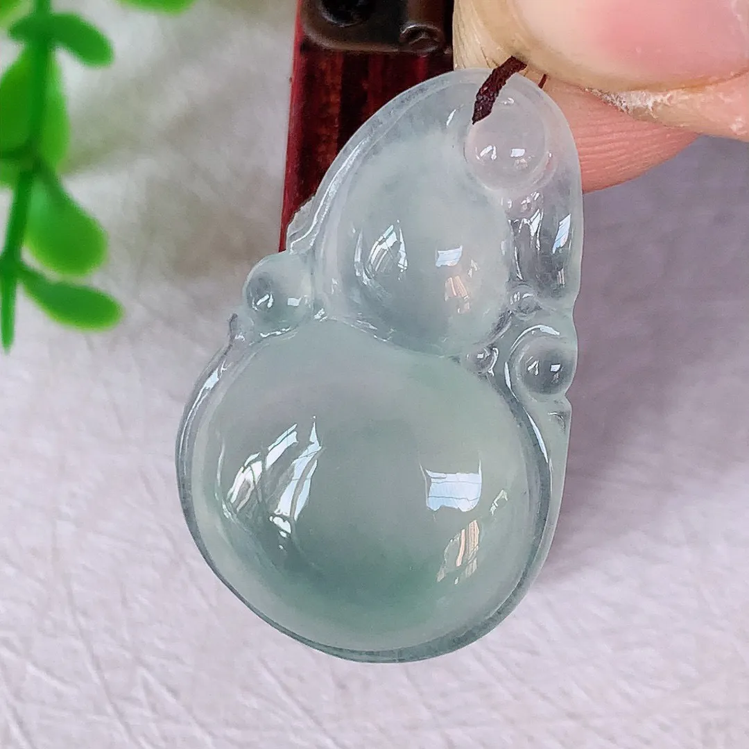 自然光实拍 冰种翡翠葫芦吊坠， 寓意福禄双全 财源滚滚，冰透 清新脱俗 佩戴效果优雅迷人！#130.2*尺寸28*18*6.2mm