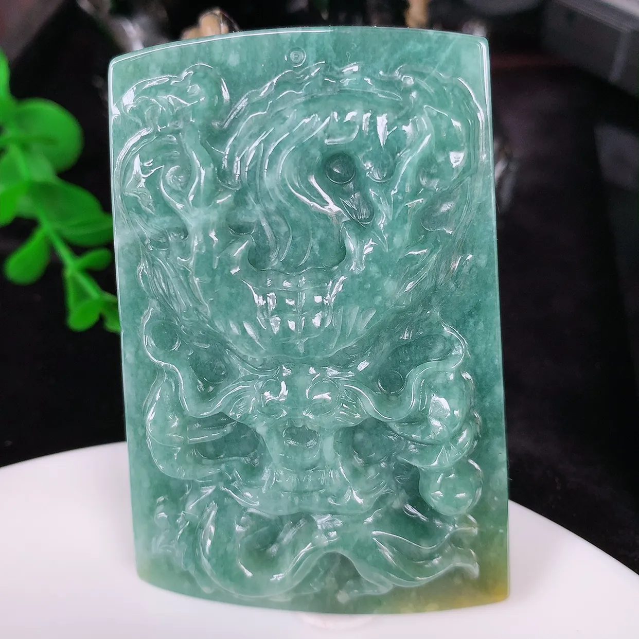 自然光实拍 满色精雕龙牌吊坠，龙行天下，雕工立体精湛 翡翠龙牌 种老水足 配戴霸气时尚，值得收藏!#