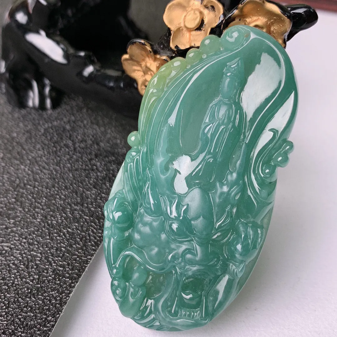 自然光实拍 冰润祥龙观音翡翠吊坠，种老水足， 水润通透 雕工精致 慈祥端庄， 美观亮丽#126.3尺寸67*36*8.5mm