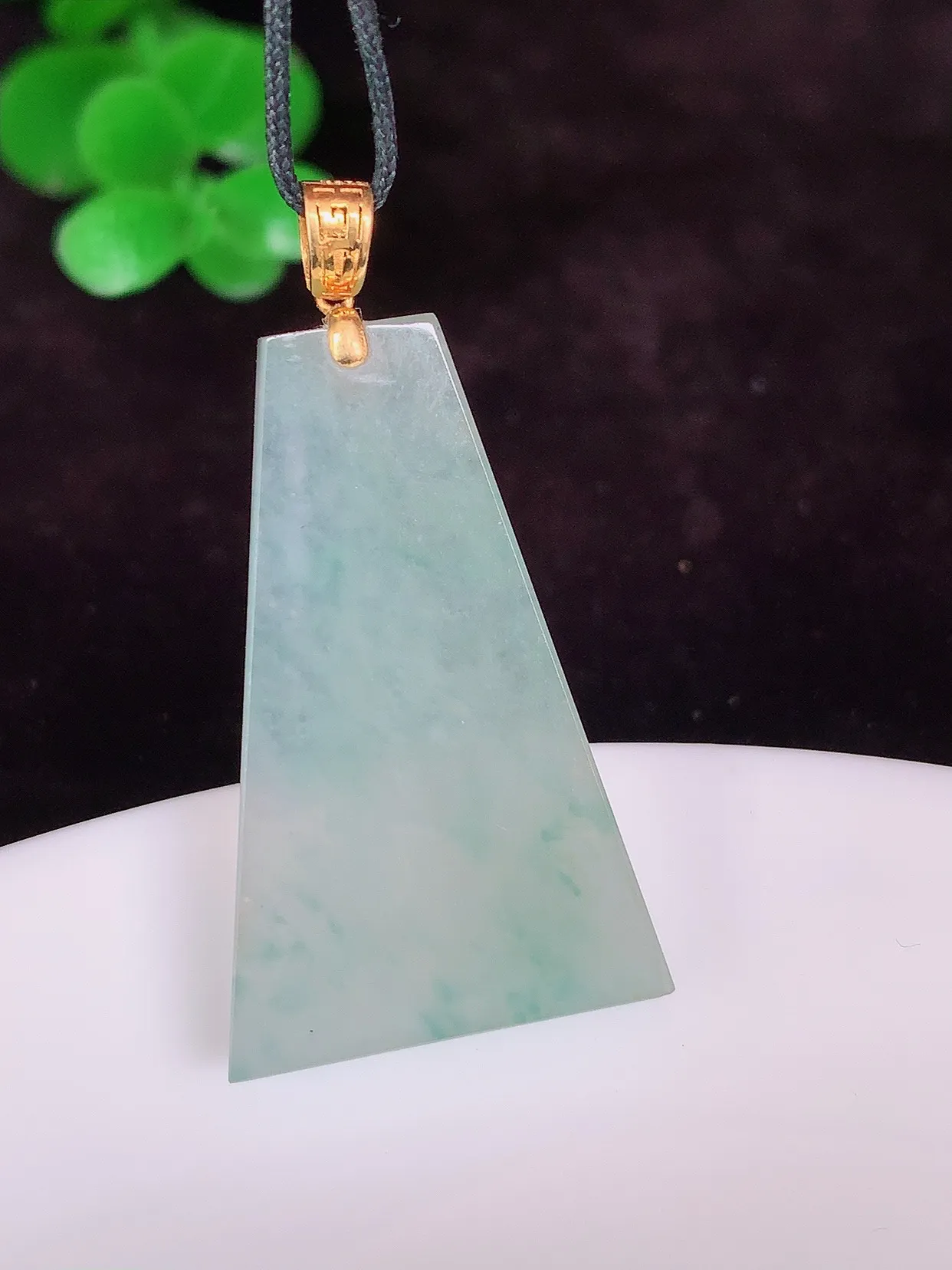 自然光实拍，18K金镶嵌冰飘花平安无事牌吊坠 平平安安 翠色灵动 佩戴时尚！#161.3整体36.8*裸石30.8*19.5*4.5