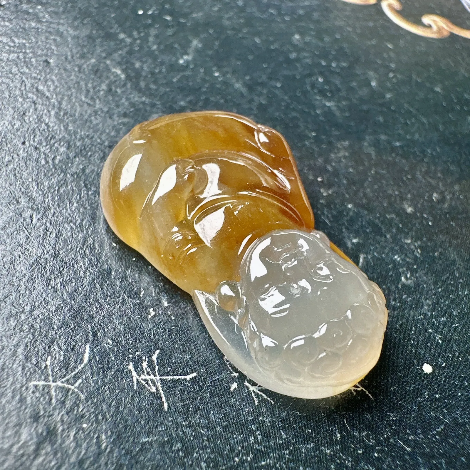 【冰种黄翡宝宝佛】可爱雕刻，质地细腻，胶感非常强烈，光感上佳，冰感明显。均匀纯净，清爽至极