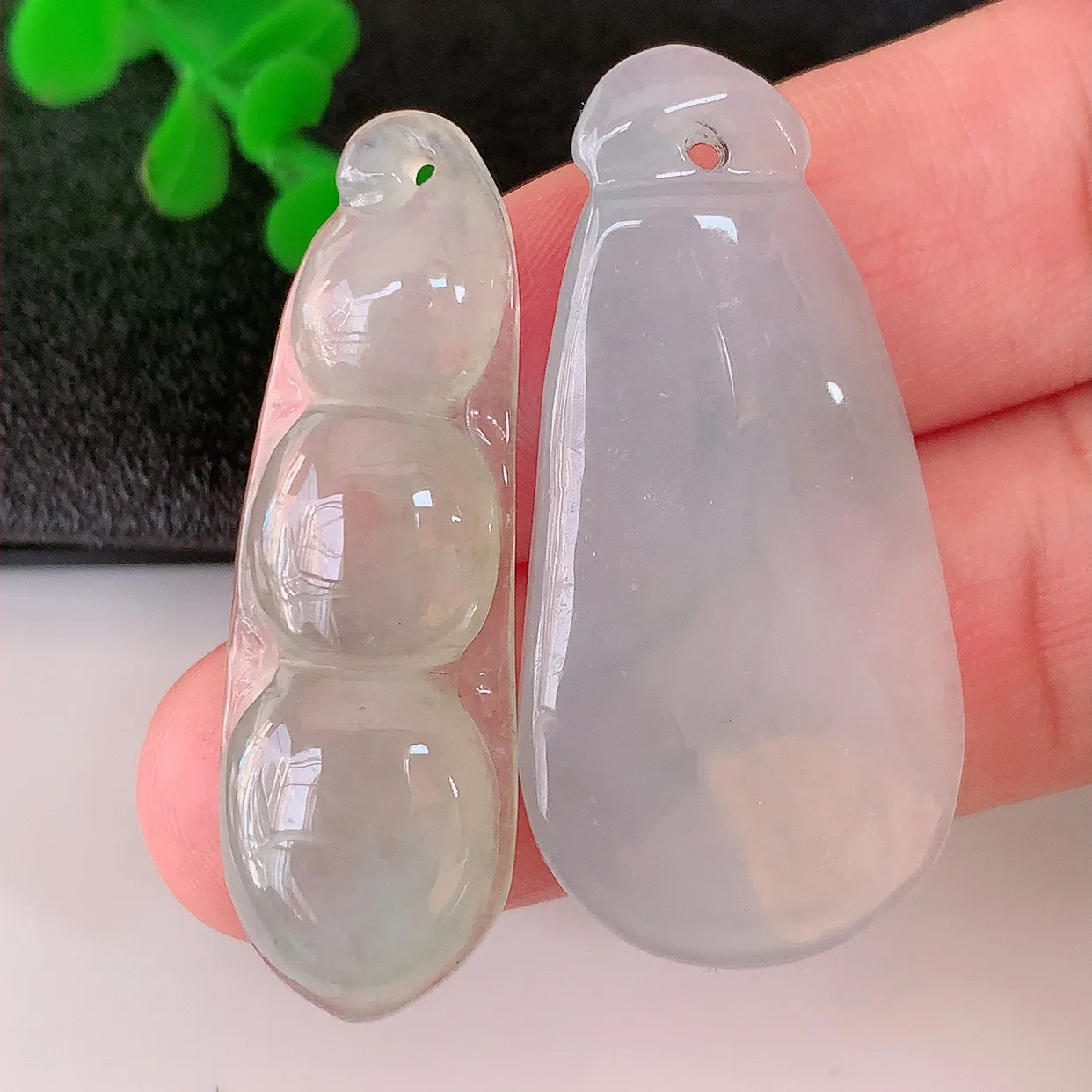 自然光实拍，冰润冰种翡翠福瓜 四季豆吊坠，种老水足，雕工精湛 ，寓意美好，佩戴时尚出众！#059.3
