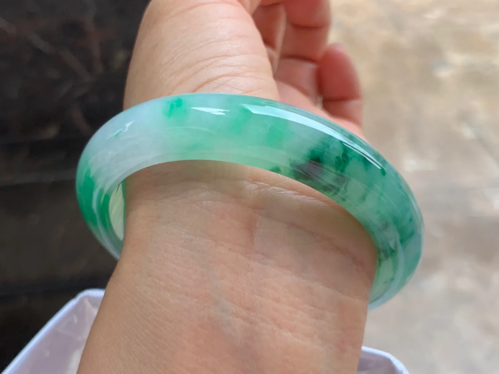 57.5-12.5-9mm
带色手镯 种好细腻 颜色漂亮 上手大气