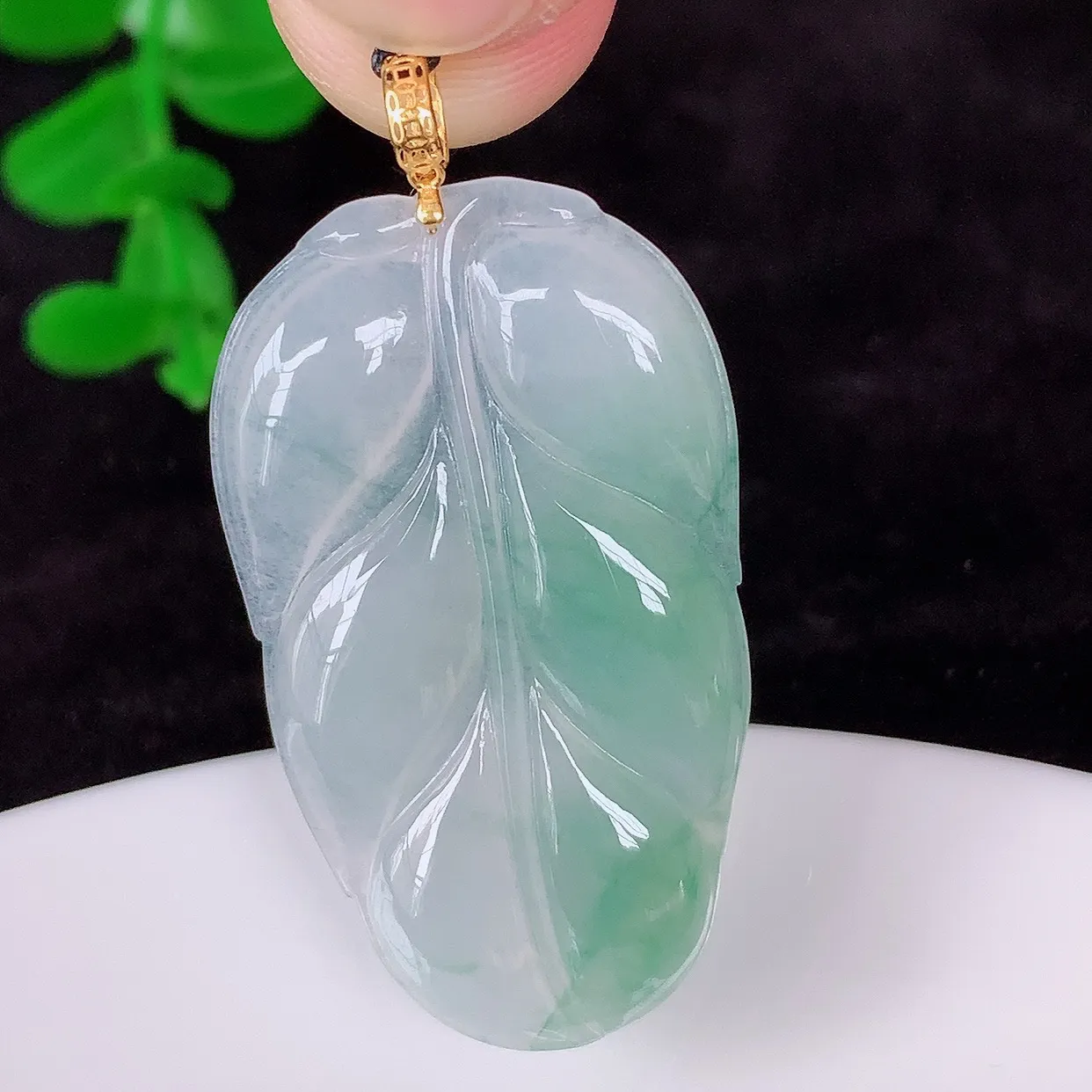 自然光实拍，18K金镶嵌冰飘花叶子翡翠吊坠 种水足，色泽清新，工艺精湛，寓意美好 金枝玉叶 事业有成。#083.3整体38*19.5*3.5mm