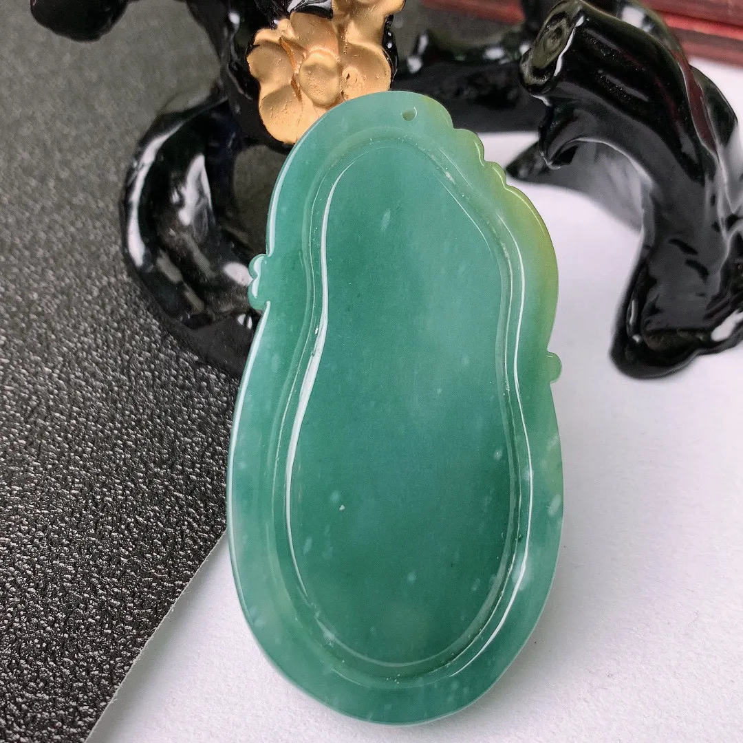 自然光实拍 冰润祥龙观音翡翠吊坠，种老水足， 水润通透 雕工精致 慈祥端庄， 美观亮丽#126.3尺寸67*36*8.5mm
