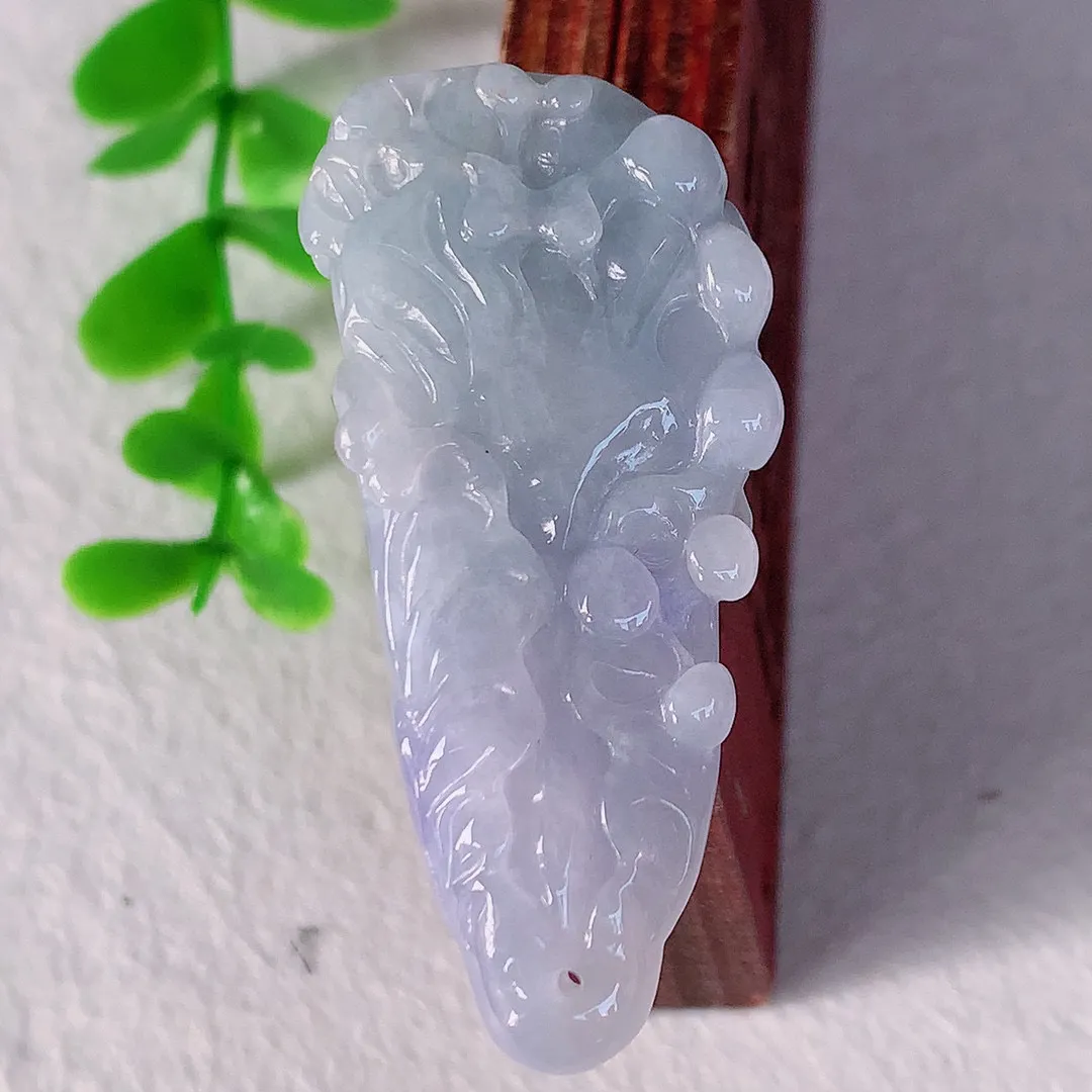 自然光实拍，冰润紫罗兰翡翠白菜吊坠 百财聚来，财源滚滚，精工水润的白菜 十分厚实，性价比高！#061.4尺寸45*21*10mm