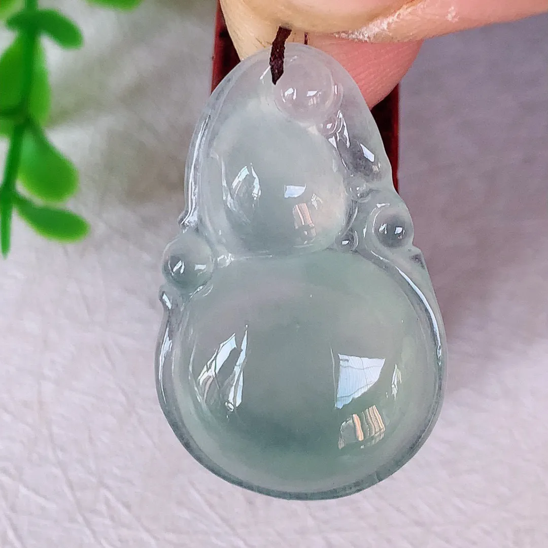 自然光实拍 冰种翡翠葫芦吊坠， 寓意福禄双全 财源滚滚，冰透 清新脱俗 佩戴效果优雅迷人！#130.