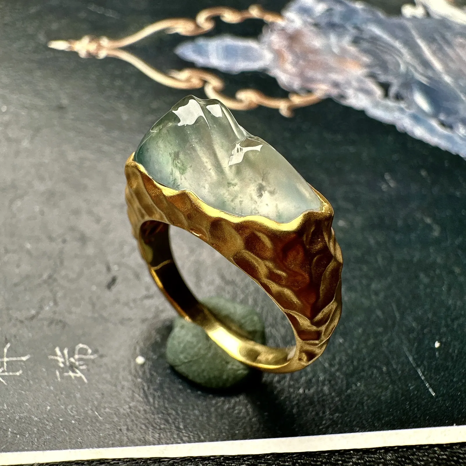 【冰种飘花戒指】质地均匀细腻，冰润起光，胶感强烈，18K金钻精美镶嵌，裸石尺寸17.4*7.9*7.9毫米，戒圈可改