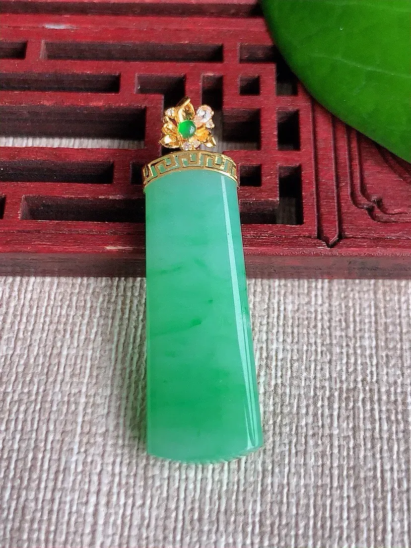 a货翡翠老坑冰种18K金镶嵌满绿无事牌吊坠 尺寸38.2×31.6×11×4.5mm 重量4.82g
