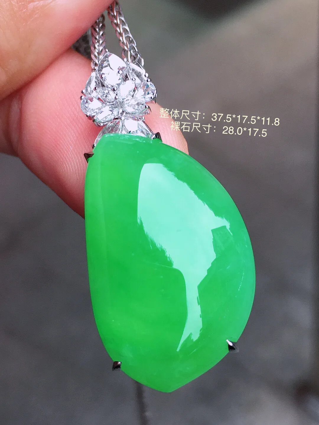 阳绿福瓜吊坠，色泽均匀艳丽，玉质细腻，荧光感超
强，饱满水润，气质满满。18k
金豪华镶嵌