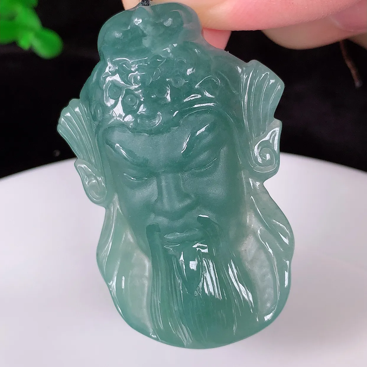 自然光实拍，冰透满色关公吊坠 翡翠关公是生意人喜爱的财神爷，助您财运亨通 步步高升 关公威风凛凛中蕴含宽厚仁慈，质地细腻  佩戴上身非常大气！#380.3尺寸46-31-10mm