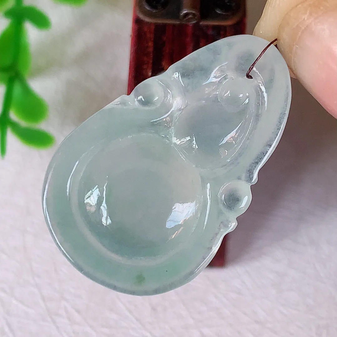 自然光实拍 冰种翡翠葫芦吊坠， 寓意福禄双全 财源滚滚，冰透 清新脱俗 佩戴效果优雅迷人！#130.2*尺寸28*18*6.2mm