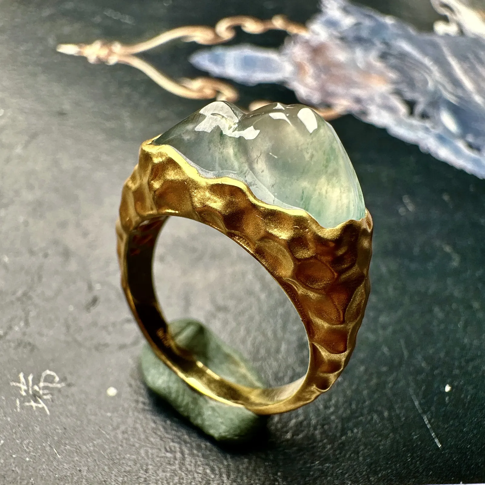 【冰种飘花戒指】质地均匀细腻，冰润起光，胶感强烈，18K金钻精美镶嵌，裸石尺寸17.4*7.9*7.9毫米，戒圈可改