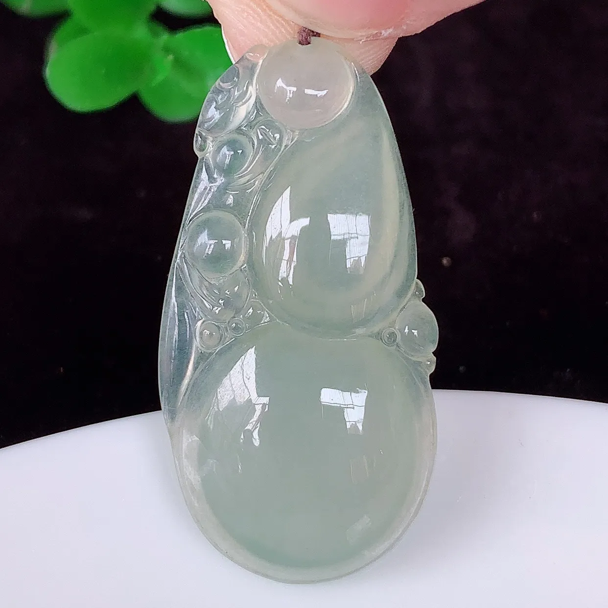 自然光实拍 冰种翡翠葫芦吊坠，葫芦寓意福禄双全，财源滚滚 饱满 清新脱俗， 佩戴效果优雅迷人！#092.2尺寸33*16.5*5.2