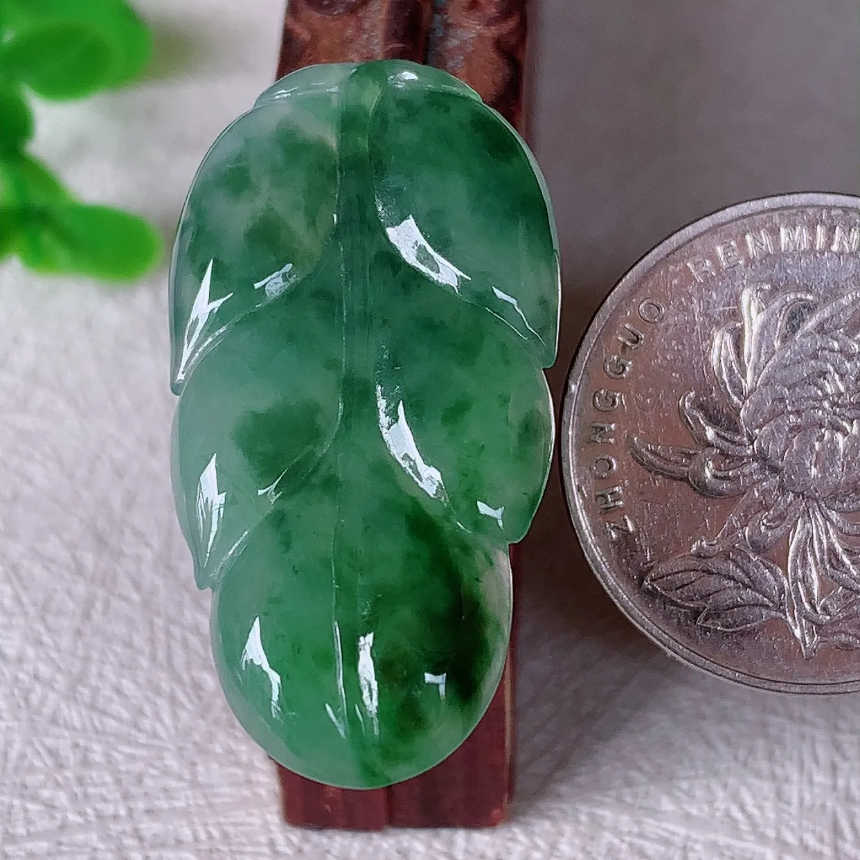 自然光实拍，冰润飘花事业有成叶子翡翠吊坠 莹润且起胶，叶子清秀优雅 佩戴大业有成！#070.2尺寸35*18*4mm