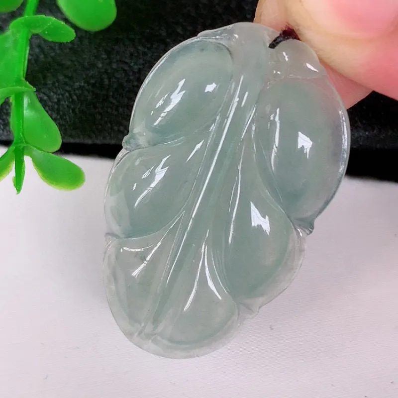 自然光实拍 冰种事业有成叶子翡翠吊坠，莹润且起胶 叶子清秀优雅 佩戴大业有成！#122.3尺寸38*23*5mm