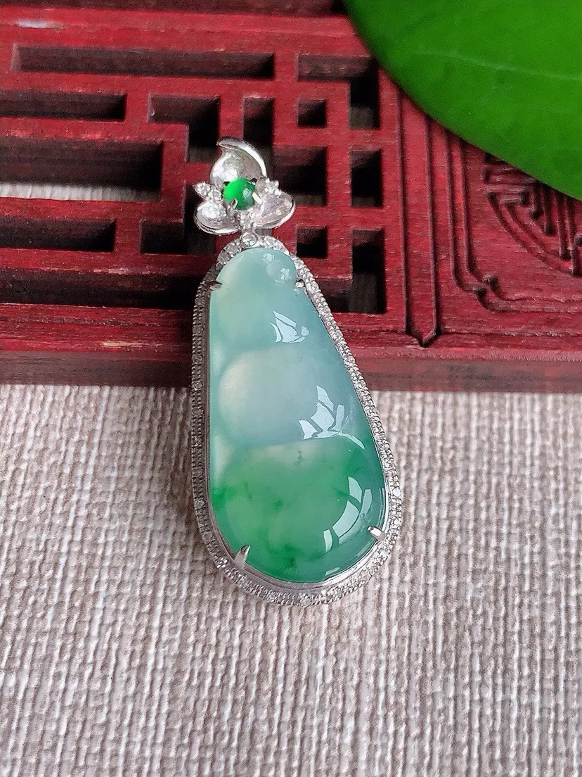 a货翡翠老坑冰种18K金镶嵌飘花四季豆福豆平安豆吊坠 尺寸50×43×17.5×6mm 重量8.22g 0604