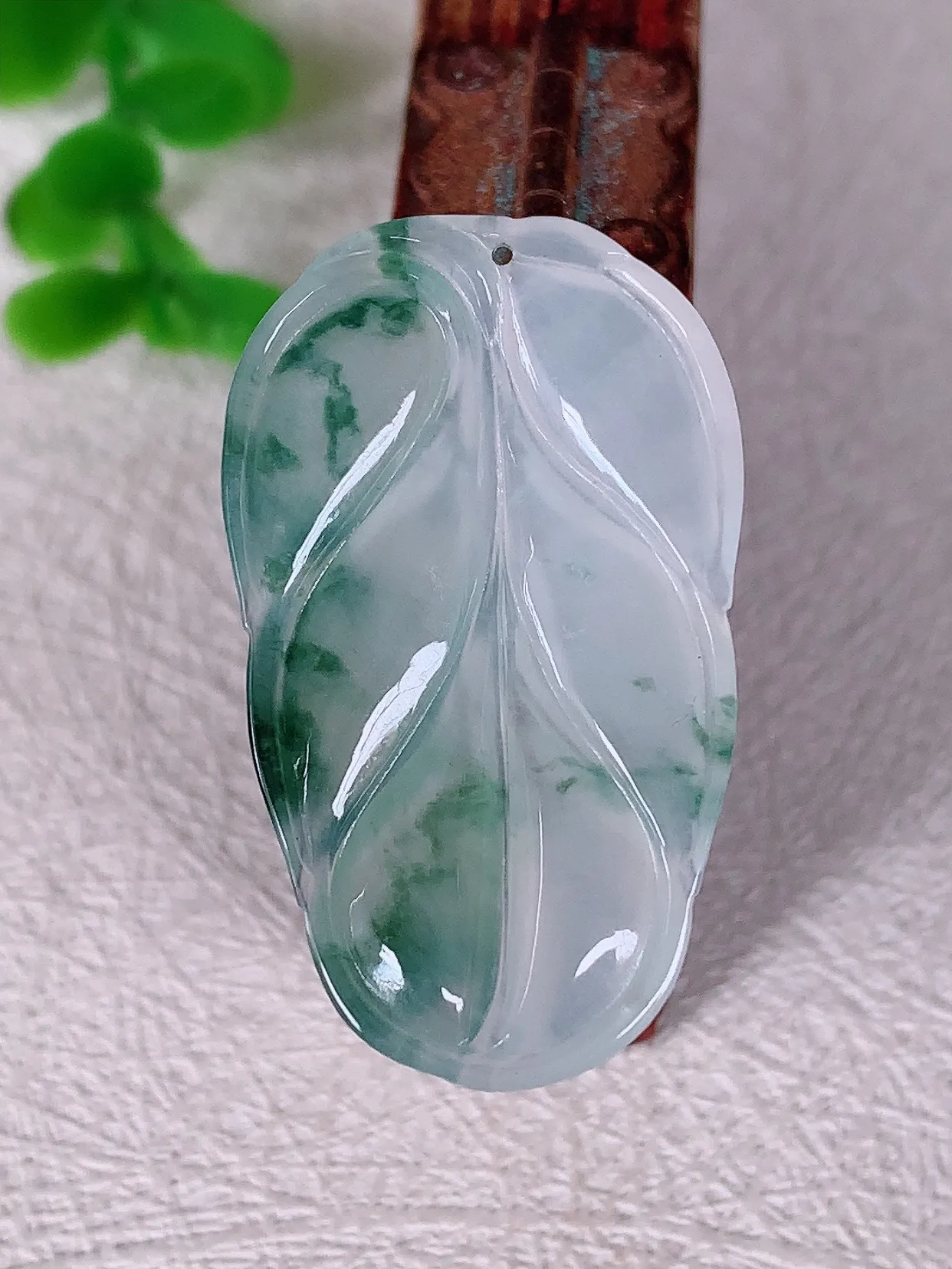 自然光实拍 冰种飘花叶子翡翠吊坠 ，种水足，色泽清新，工艺精湛 叶子寓意美好；金枝玉叶， 事业有成。#010.3尺寸33.5*20*4.3mm