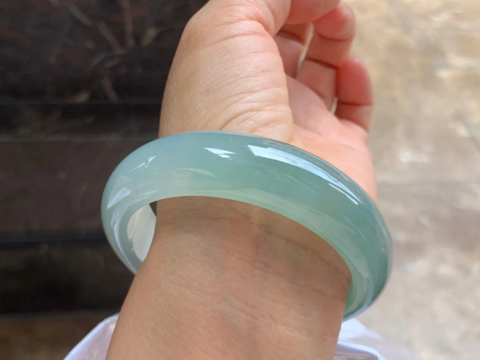 58-16.5-9mm
冰种晴水宽版手镯 温润细腻 水润 条形宽厚 上手大气
