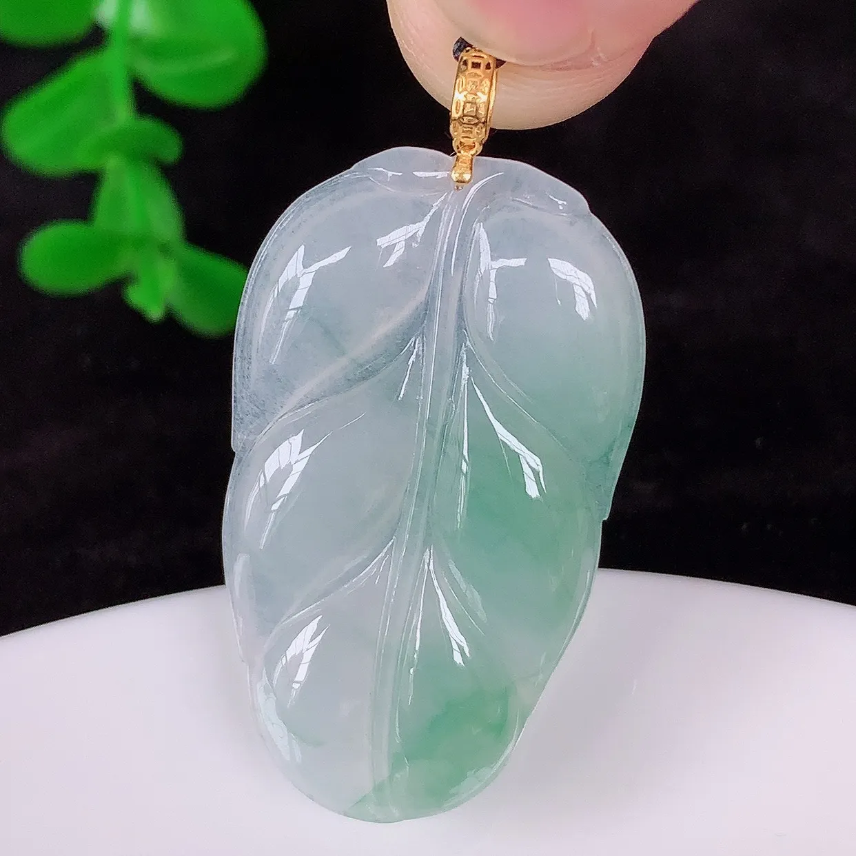 自然光实拍，18K金镶嵌冰飘花叶子翡翠吊坠 种水足，色泽清新，工艺精湛，寓意美好 金枝玉叶 事业有成。#083.3整体38*19.5*3.5mm