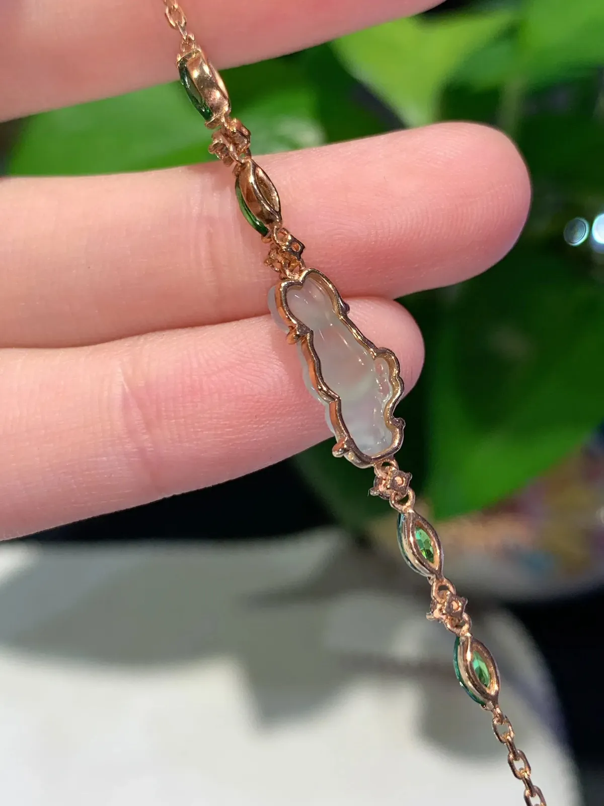 18k金冰晴水小兔子手链
配石沙弗来0.85ct d0.12ct
手链长16cm+2.5cm（调节链）