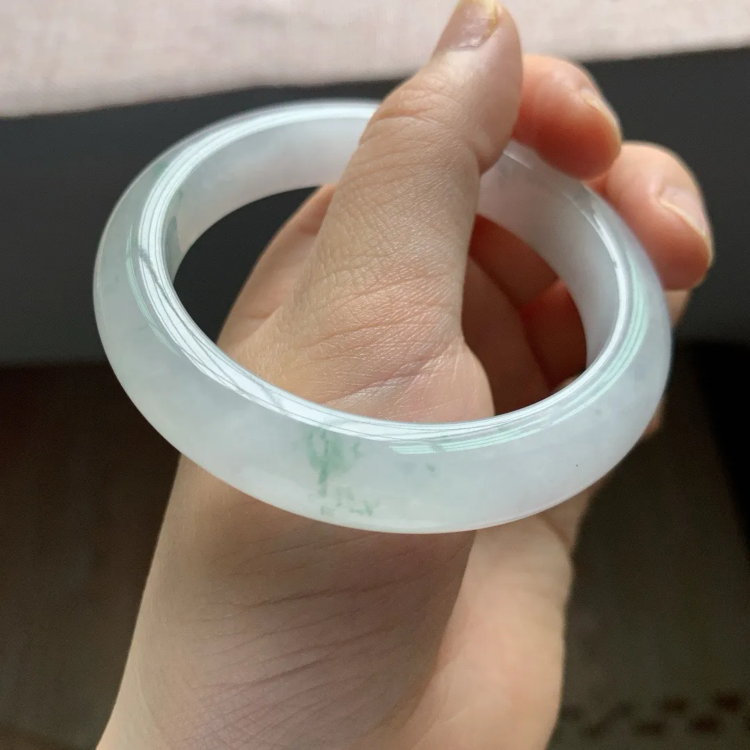 56-57圈口，自然光实拍，老坑冰飘花正圈翡翠手镯，尺寸:56.8-12-8.8mm，重量62.15g，无纹裂