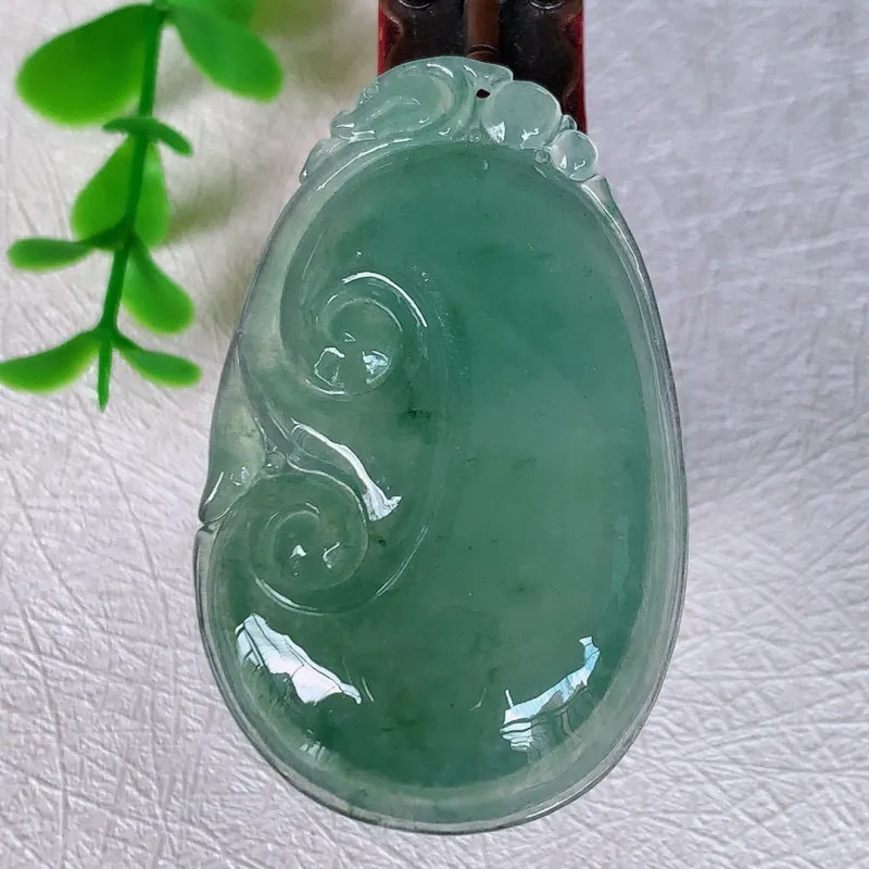 自然光实拍 冰飘花万事如意翡翠吊坠， 莹亮光泽，色泽清爽 寓意好 佩戴上身效果更端庄高贵，#082.2尺寸44.5-27.5*5.5mm