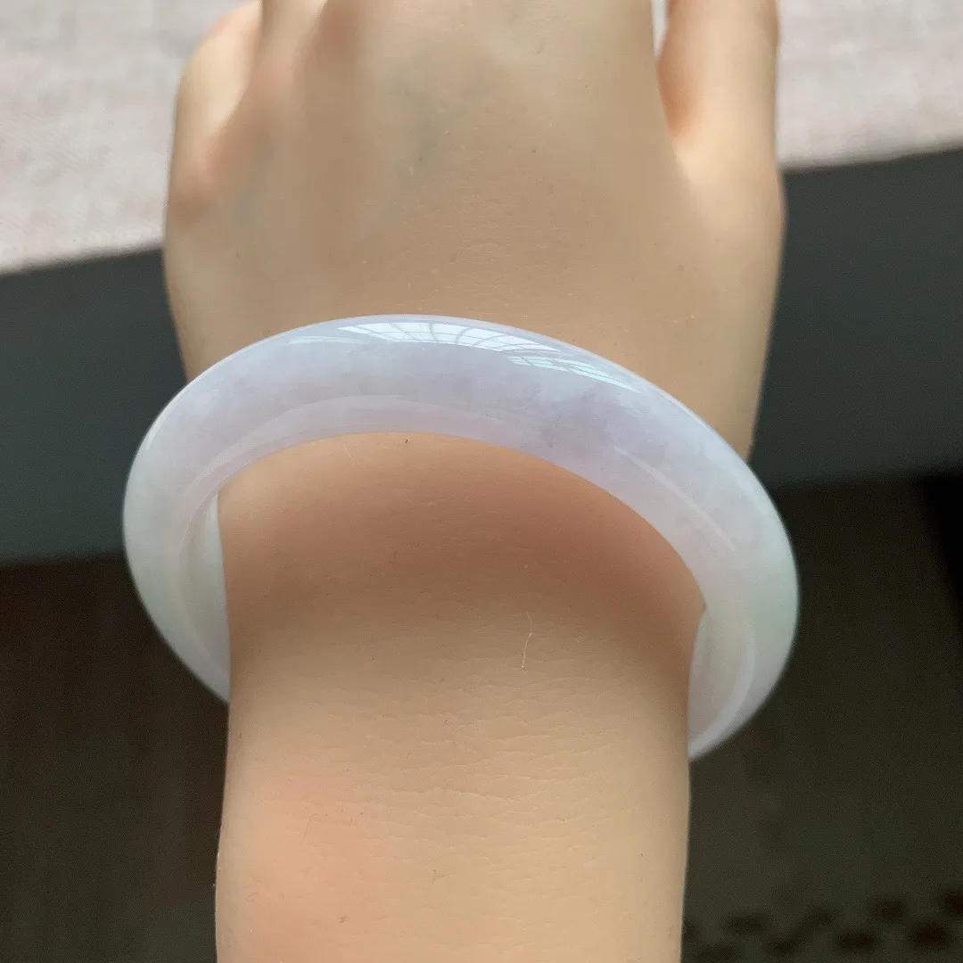 57-56圈口。自然光实拍，老坑冰糯春彩正圈翡翠手镯，尺寸:56.4-10-8mm，无纹裂，重量52.42g