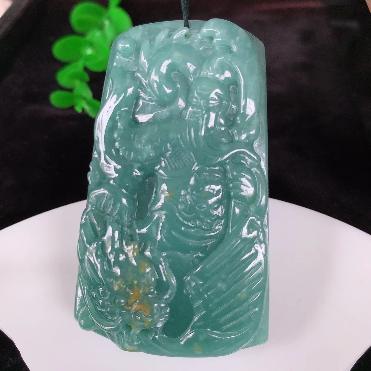 自然光实拍，大件厚装冰糯种满色关公吊坠。翡翠关公是生意人喜爱的财神爷，助您财运亨通，步步高升，关公威