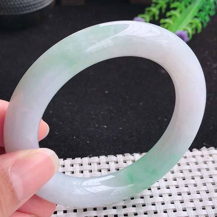 自然光56.5圈口老坑精美温润飘绿圆条手镯翡翠玉镯尺寸56.5/12/11.8