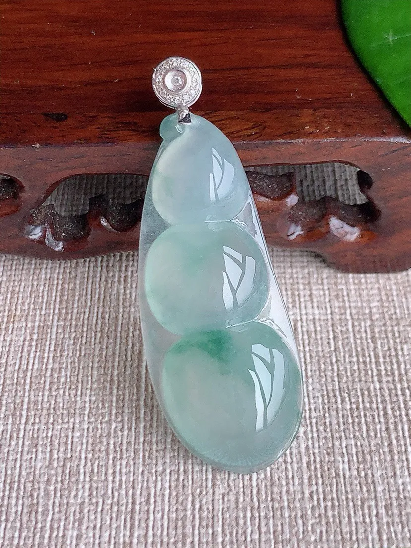 a货翡翠老坑冰种18K金镶嵌飘花四季豆福豆平安豆吊坠 尺寸50×43×17.5×6mm 重量8.22g 0604