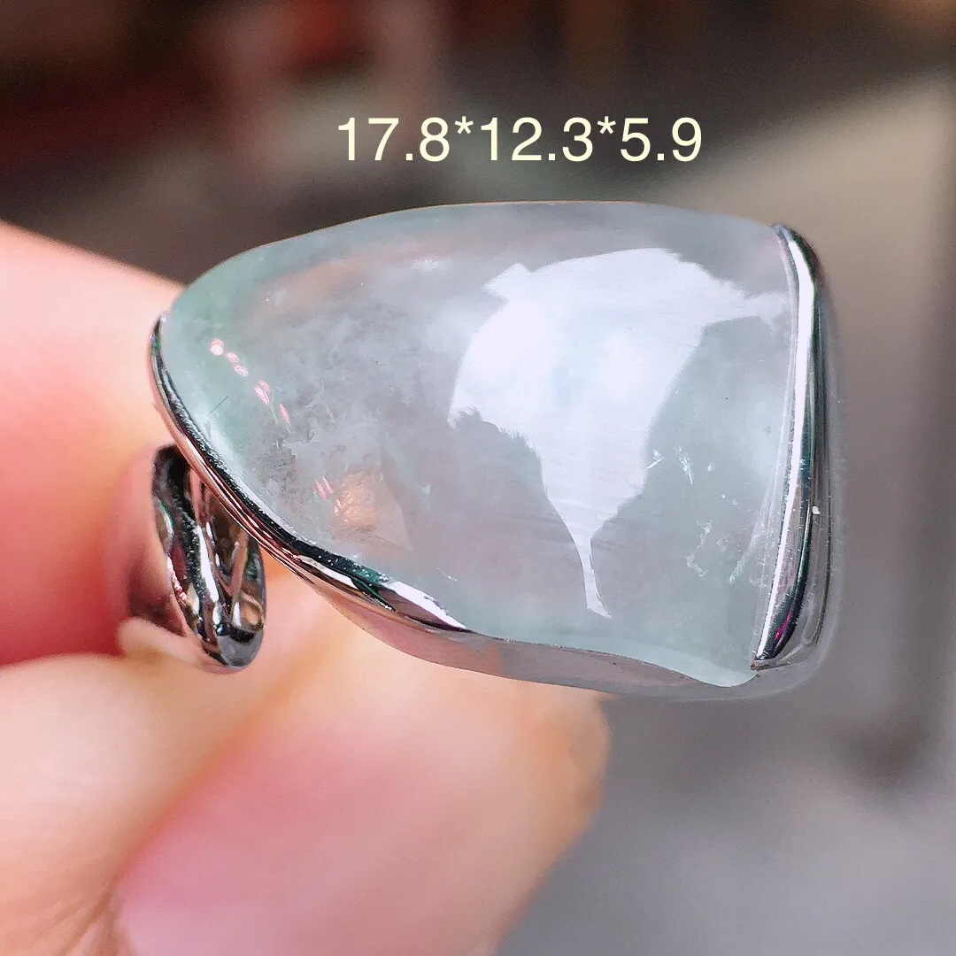 冰种特色戒指，玉质细腻，荧光感超
强，饱满水润，气质满满。18k
金豪华镶嵌