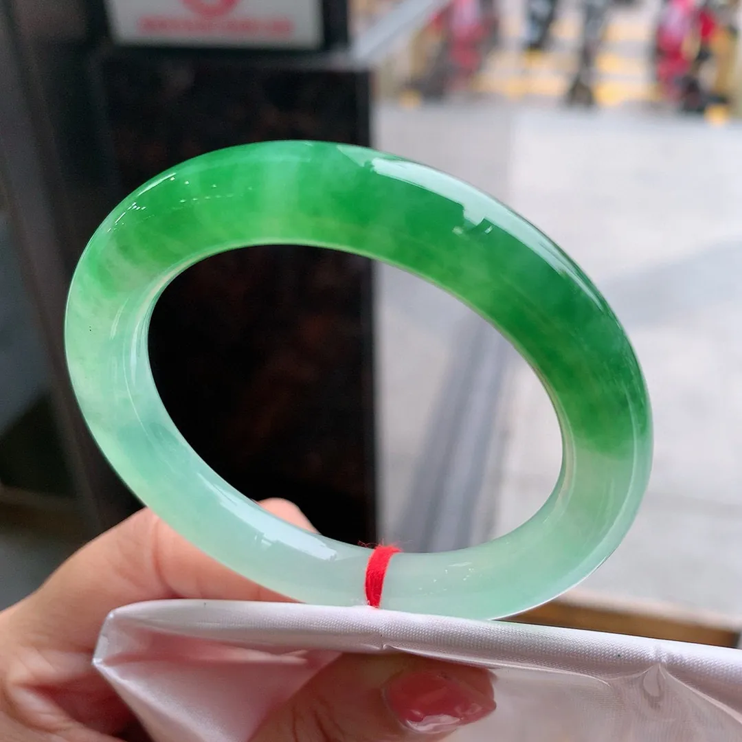 圆条高冰阳绿 一丝细纹 尺寸:51.2/9.1 种色俱佳