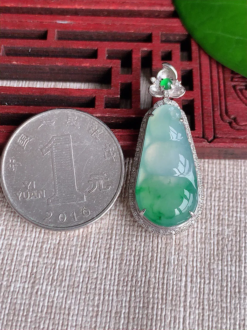 a货翡翠老坑冰种18K金镶嵌飘花四季豆福豆平安豆吊坠 尺寸50×43×17.5×6mm 重量8.22g 0604