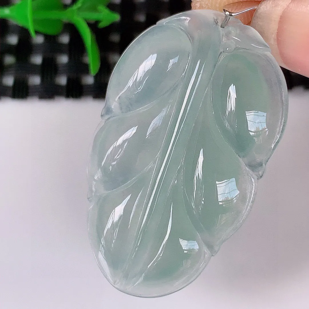 自然光实拍，冰种金枝玉叶叶子翡翠吊坠 寓意“大业有成，一夜成名，”水润通透叶子 清秀高雅 性价比超值！#195.4尺寸35-22-5