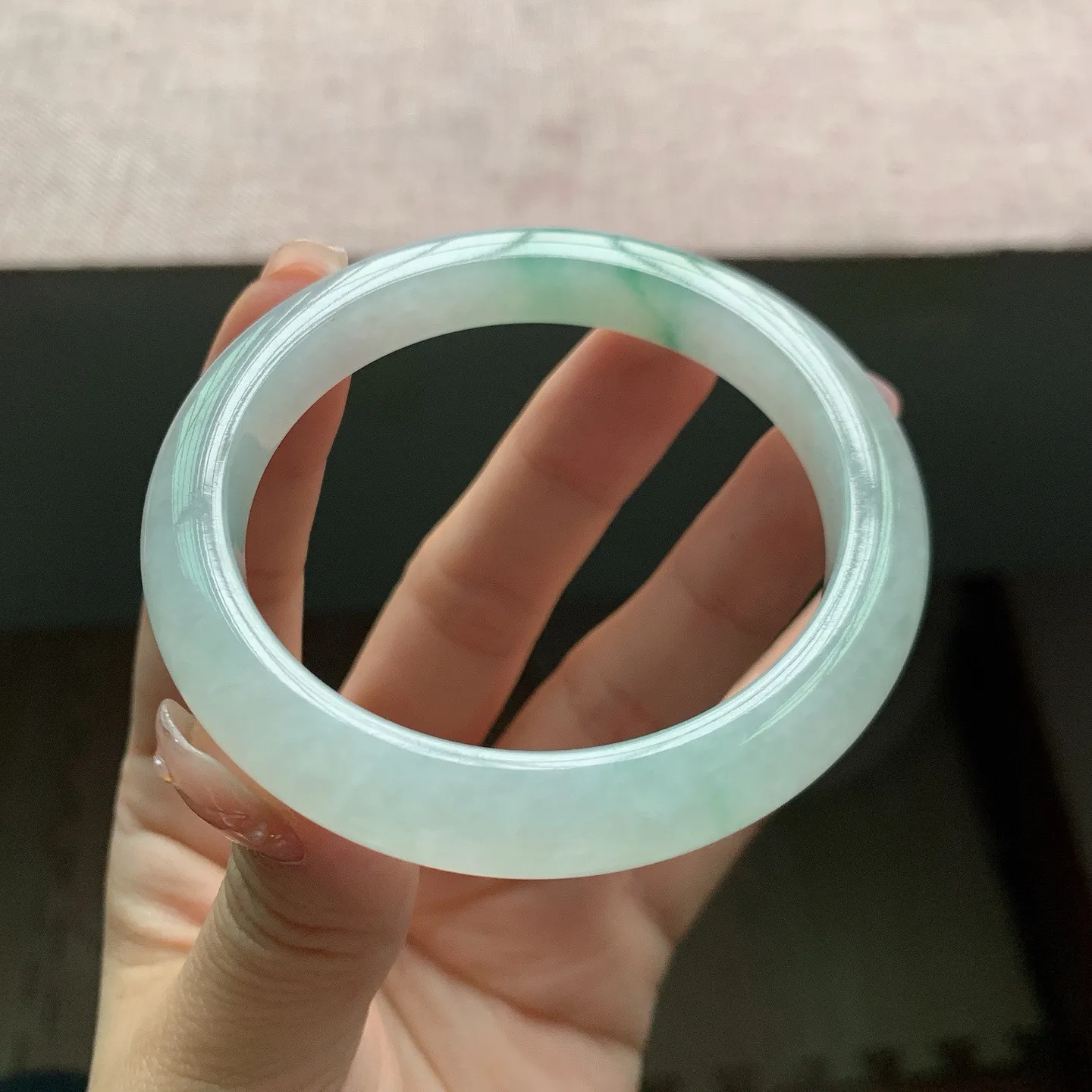 55-56圈口。自然光实拍，老坑冰胶飘花正圈翡翠手镯，尺寸:56-9-8.5mm，无纹裂，重量45.76g