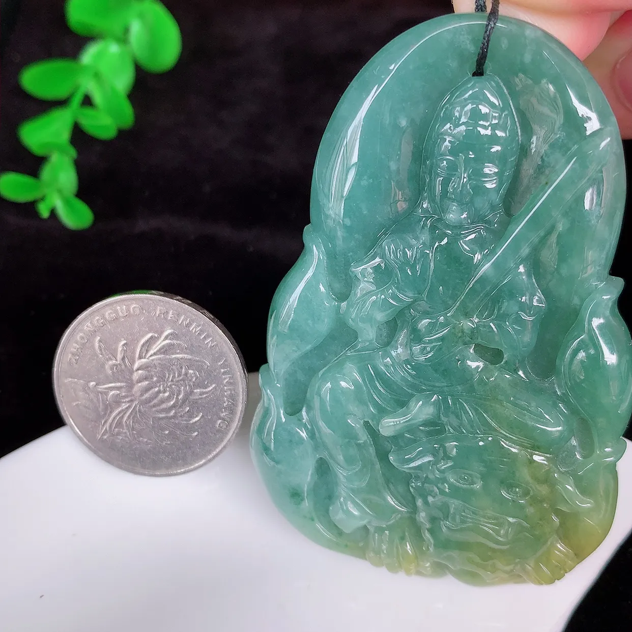 自然光实拍，冰润双彩翡翠文殊菩萨吊坠，赐福观音，种老水足，水润通透 雕工精致，慈祥端庄，美观亮丽#531.4尺寸66*43.5*7mm