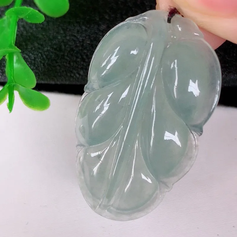 自然光实拍 冰种事业有成叶子翡翠吊坠，莹润且起胶 叶子清秀优雅 佩戴大业有成！#122.3尺寸38*23*5mm