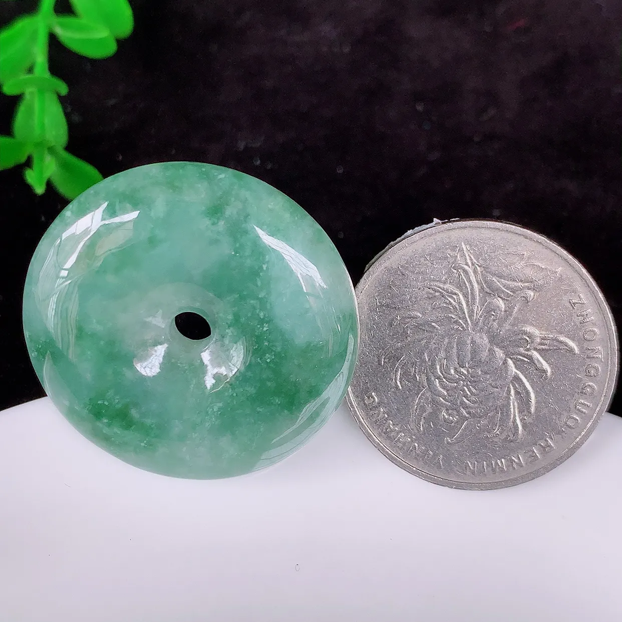 自然光实拍 一对冰润飘花平安扣吊坠，翡翠平安扣，平安是福 很美的料子 平安扣佩戴优雅迷人！#017.1尺寸30*6.8，28.5*6.5mm